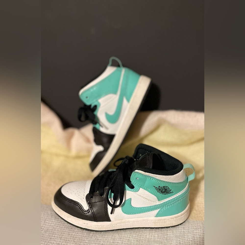 Nike air Jordan 1 mid tropical twist youth size 1 bright teal green black white